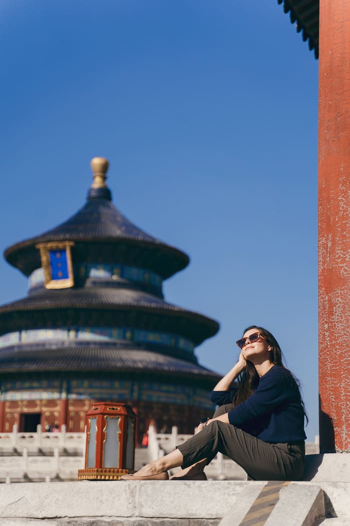 foto de una persona posndo en Beijing, China