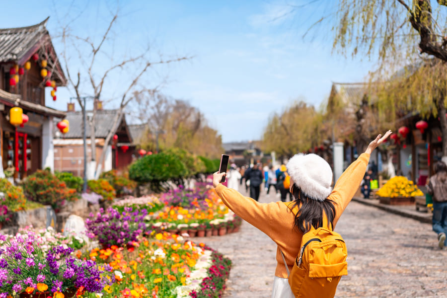 foto de una turista tomando fotos en china