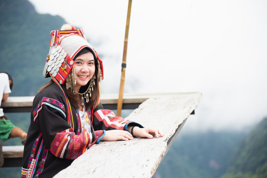 foto de una turista posando en Yunnan, China